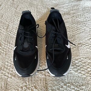 Nike Dia Sneakers